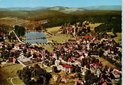 AK / Ansichtskarte Hahnenklee-Bockswiese Harz Luftbild Kurort Wintersportplatz See Wald Oberharz Gebirgsdorf