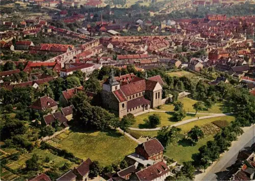 AK / Ansichtskarte Helmstedt Niedersachsen St.-Marienberg Kloster Kirche Stadtansicht Dachlandschaft Felder Fachwerkhaeuser