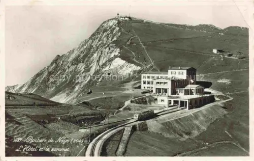 AK / Ansichtskarte Les Rochers de Naye 2042m VD Rochers-de-Naye Hôtel Bergbahn Gipfel Kapelle Berghotel Zahnradbahn Grat