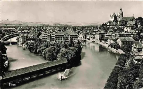 AK / Ansichtskarte THUN Thoune BE Thun Aare Stadtansicht Gedeckte-Bruecke Schloss-Thun Kirche Fluss Panorama