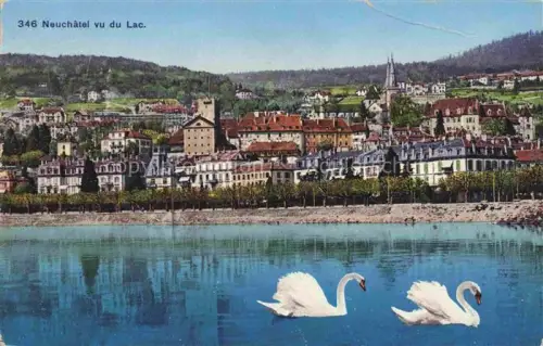 AK / Ansichtskarte Neuenburg  Neuchatel NE Neuenburgersee Schwaene Stadtansicht Kirche Uferpromenade Huegel Wohnhaeuser