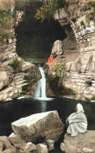 AK / Ansichtskarte Oujda Oudjda Maroc Cascades-du-Zegzel Wasserfall Schlucht Felsbogen Djellaba Berber Grotte