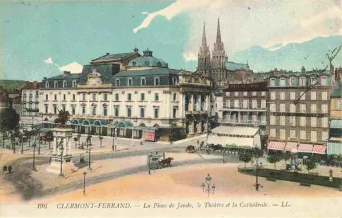 AK / Ansichtskarte Clermont-Ferrand 63 Puy-de-Dome Place-de-Jaude Théâtre Cathédrale Café-de-Paris Denkmal Kutsche