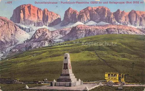 AK / Ansichtskarte Pordoijoch Pordoi Canazei Trento IT Dolomitenstrasse Passhoehe Sellagruppe Denkmal Postauto Berge