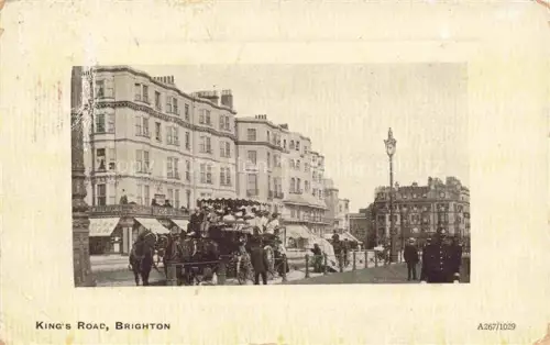 AK / Ansichtskarte BRIGHTON  East Sussex UK Kings-Road Pferdeomnibusse Strandpromenade viktorianische-Haeuser Polizist Kutsche