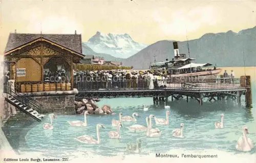 AK / Ansichtskarte MONTREUX  VD Embarquement Dampfschiff Schwaene Anlegesteg Berge Léman-Chocolats Touristen