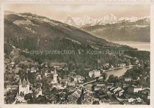 AK / Ansichtskarte THUN Thoune BE Fliegeraufnahme Thunersee Aare Kirche Schloss Berge Eiger-Moench-Jungfrau Altstadt