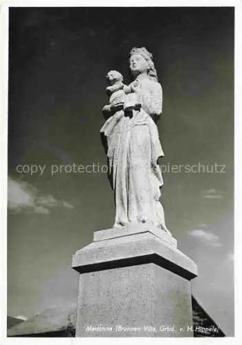 AK / Ansichtskarte Villa GR Madonna Brunnen Skulptur Stein Marienstatue Jesuskind Sockel