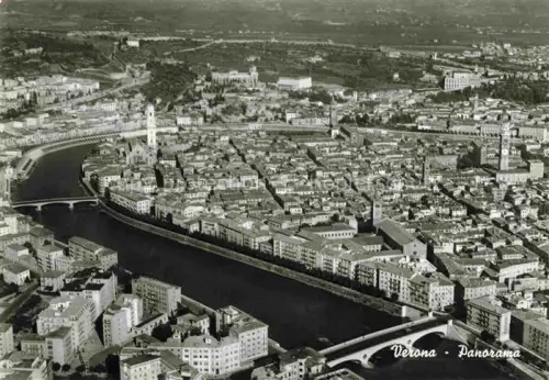 AK / Ansichtskarte VERONA  Veneto IT Adige Fluss Fliegeraufnahme Altstadt Kirchturm Bruecken Daecher