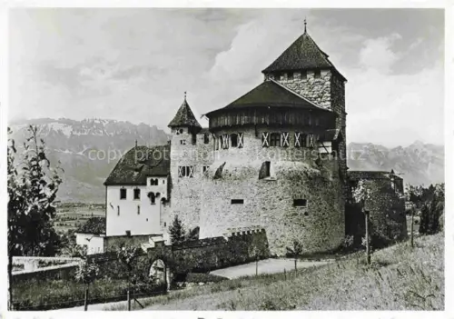 AK / Ansichtskarte Vaduz Liechtenstein FL Schloss-Vaduz Bergfried Burgturm Burgmauer Alpen