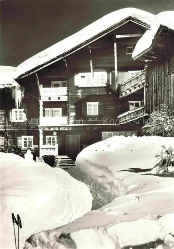 AK / Ansichtskarte Riezlern Kleinwalsertal Vorarlberg AT Gaestehaus Schi-und-Bergfuehrer Holzhaus Schnee Eiszapfen Winter Kleinwalsertal