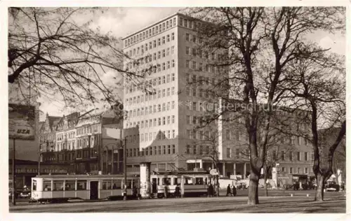 AK / Ansichtskarte STRAssENBAHN Tramway-- Frankfurt am Main Hochhaus Rhein Main Park 