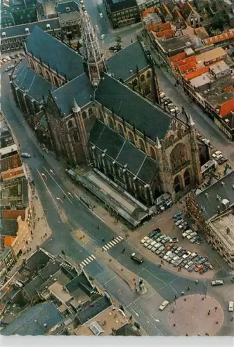 AK / Ansichtskarte HAARLEM NL Grote-Kerk Luftbild Kathedrale Stadtmitte Markt Autos Daecher Kirchturm