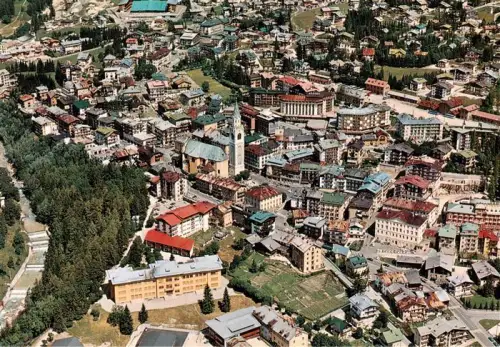 AK / Ansichtskarte Cortina d Ampezzo Veneto IT Veduta-aerea Dolomiten Kirchturm Stadtansicht Hotels Berge Fliegeraufnahme