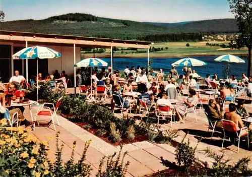 AK / Ansichtskarte Waldmuenchen Cham Bayern Perlsee Strandbad Seecafé Terrasse Sonnenschirme Badegaeste Berge