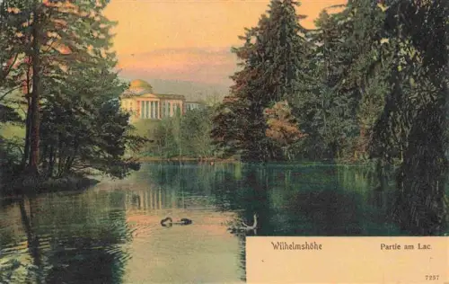 AK / Ansichtskarte Wilhelmshoehe  KAssEL See Park Schloss Kuppel Schwaene Baeume Partie-am-Lac handkoloriert