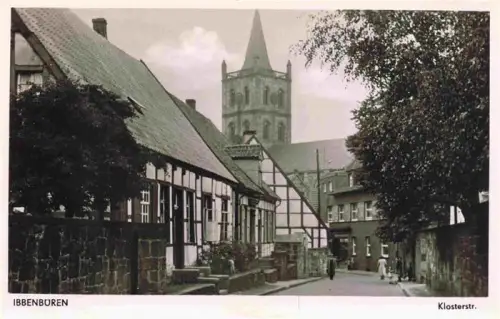 AK / Ansichtskarte Ibbenbueren NRW Klosterstrasse Fachwerkhaus Kirchturm Kopfsteinpflaster Passanten S/W-Foto