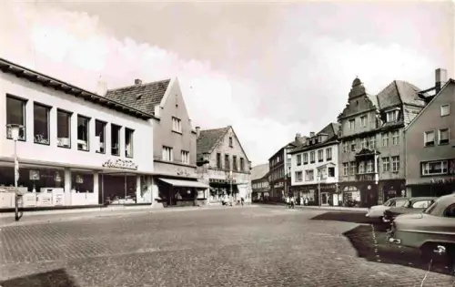 AK / Ansichtskarte Ibbenbueren NRW Oberer-Markt Marktplatz Geschaefte Kopfsteinpflaster Autos Fachwerkhaeuser Passanten