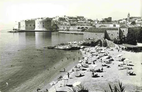AK / Ansichtskarte DUBROVNIK Ragusa Croatia Stadtmauer Festung Strand Sonnenschirme Badegaeste Altstadt Meer Turm