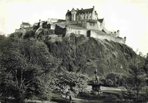 AK / Ansichtskarte EDINBURGH  SCOTLAND UK Edinburgh-Castle Castle-Rock Ross-Fountain Burgfelsen Parkanlagen