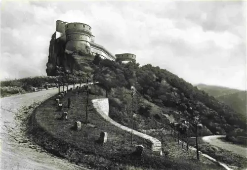 AK / Ansichtskarte San Leo Pesaro Marche IT Castello-Feltresco Felsburg Bergfestung Rundtuerme Huegel Serpentinenweg