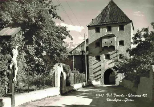 AK / Ansichtskarte Glorenza Glurns Suedtirol IT Stadttor Stadtturm Gasse Kruzifix Baeume Bergpanorama mittelalterlich Val-Venosta Vinschgau