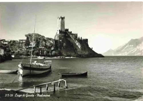 AK / Ansichtskarte Malcesine Lago di Garda Veneto IT Lago-di-Garda Burg-Scaliger Segelboot Ruderboot Fels See Berge