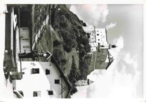 AK / Ansichtskarte Villa Tarasp GR Schloss-Tarasp Burg Bergdorf Brunnen Bauernhaus Bergkulisse