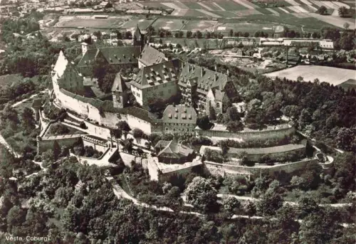 AK / Ansichtskarte Coburg Bayern Veste-Coburg Burg Festung Fliegeraufnahme Wald Mauern Tuerme Felder