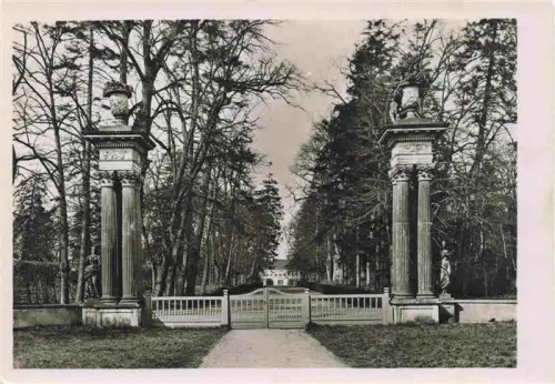 AK / Ansichtskarte Rheinsberg Brandenburg Schloss-Rheinsberg Parktor Eingangstor Saeulen Allee Park Barockgarten Tor