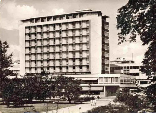 AK / Ansichtskarte STUTTGART  CITY Hotel-Schlossgarten Hochhaus Modernismus Park Passanten Baeume Glasfassade