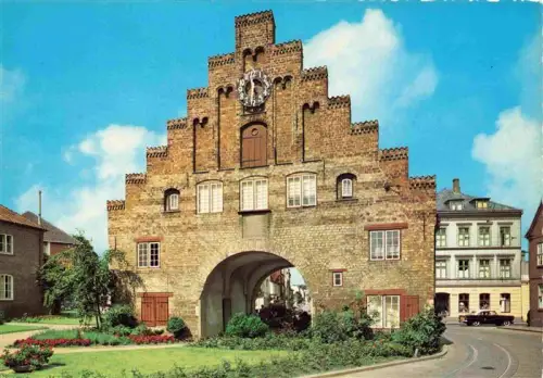 AK / Ansichtskarte FLENSBURG  Flensborg Schleswig-Holstein Nordertor Stadttor Backstein Uhr Blumen Auto Strassenszene