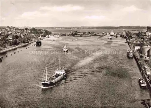 AK / Ansichtskarte KIEL  CITY Nord-Ostsee-Kanal Schleusen-Holtenau Schiffe Hafen Frachtschiff Kanal