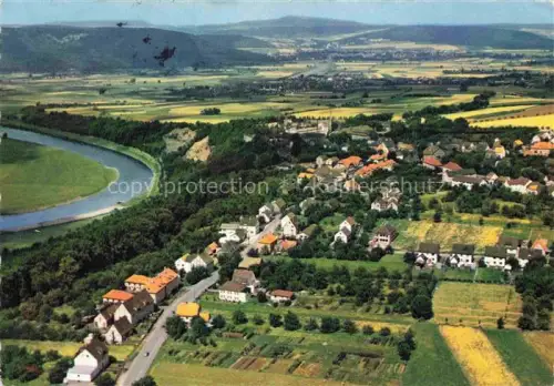 AK / Ansichtskarte Fuerstenberg  Weser Niedersachsen Luftbild Weser Fluss Dorfansicht Felder Wohnhaeuser Huegel Ortschaft