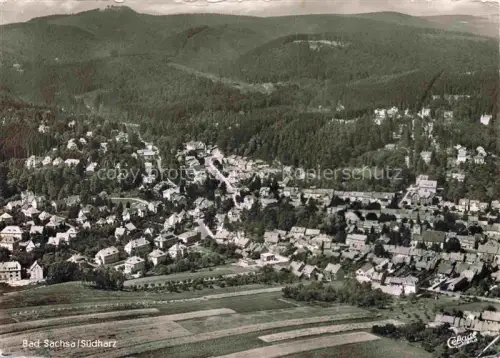 AK / Ansichtskarte Bad Sachsa Osterode Harz Niedersachsen Luftbild Suedharz Wald Haeuser Felder Talkessel Villen