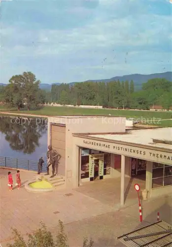 AK / Ansichtskarte Piestany Pistian Poestyen SK Thermalbad Saluberrimae-Pistinienses-Thermae Skulptur Teich Park Berge Moderne-Architektur