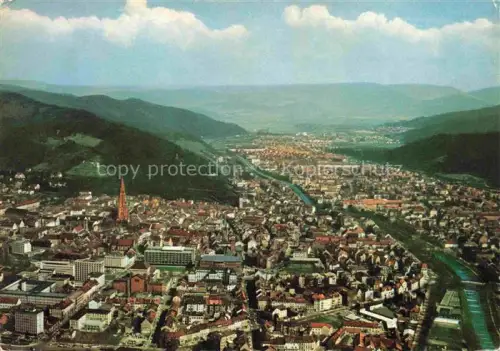 AK / Ansichtskarte FREIBURG Breisgau BW Dreisam Kirche Innenstadt Schwarzwald Huegelkette Fluss Stadtbild Luftbild