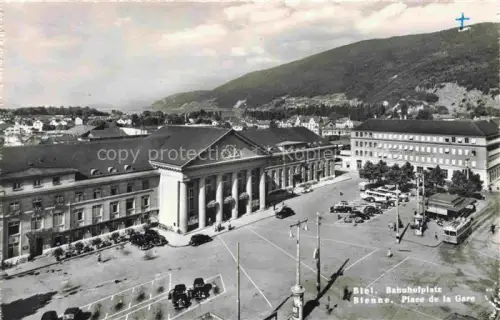 AK / Ansichtskarte Biel Bienne BE Bahnhofplatz Place-de-la-Gare Bahnhof Autos Busse Berge