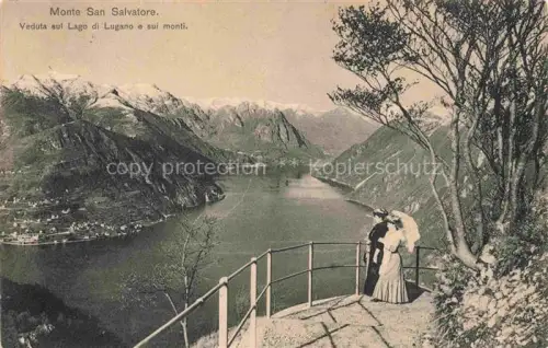 AK / Ansichtskarte Monte San Salvatore 912m LUGANO TI Monte-San-Salvatore Lago-di-Lugano Berge Schneeberge Aussichtspunkt Gelaender Paar Tal