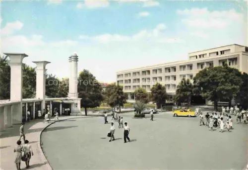 AK / Ansichtskarte Varna  WARNA Bulgaria Hotel-Balkantourist Platz Kolonnade Palmen Passanten Auto Schwarzmeerkueste