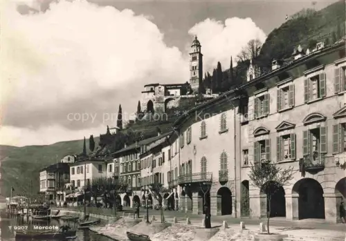 AK / Ansichtskarte Morcote Lago di Lugano TI Uferpromenade Kirche Turm Boote Hafen Arkaden Dorf Berge