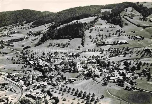 AK / Ansichtskarte Entlebuch Luftbild Dorf Kirche Wiesen Waelder Haenger Bahnlinie