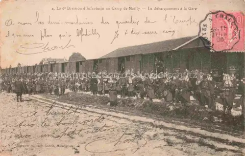 AK / Ansichtskarte Camp de Mailly TROYES 10 Aube Camp-de-Mailly 6e-Division-d Infanterie Débarquement Gare Soldaten Zug Bahnhof Militaer