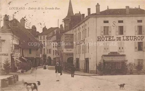 AK / Ansichtskarte Louhans 71 Saone-et-Loire Grande-Rue Hôtel-de-l Europe Café Strassenszene Kirchturm Passanten Hunde