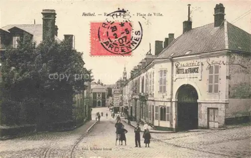 AK / Ansichtskarte RETHEL 08 Ardennes Place-de-Ville Hôtel-de-France Quartier-Général Pflastersteine Passanten Kirchturm Strassenszene