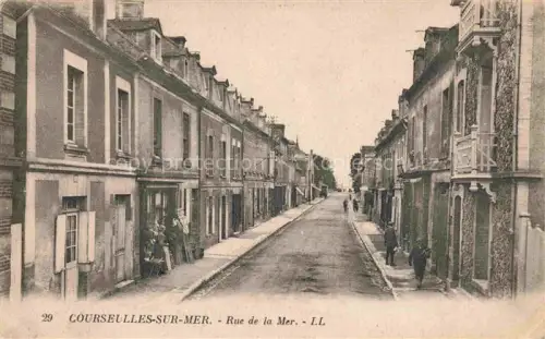 AK / Ansichtskarte Courseulles-sur-Mer CAEN 14 Calvados Rue-de-la-Mer Strassenszene Stadtgebaeude Passanten Wohnhaeuser