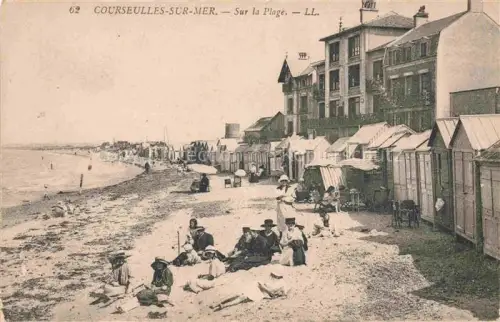 AK / Ansichtskarte Courseulles-sur-Mer CAEN 14 Calvados Sur-la-Plage Strand Badegaeste Strandkabinen Villa Nordseekueste