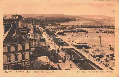 AK / Ansichtskarte TROUVILLE -SUR-MER 14 Calvados La-Plage-vue-du-Trouville-Palace Trouville-Palace Strand Strandkabinen Promenade Badegaeste Pier
