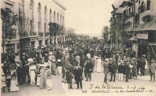 AK / Ansichtskarte DEAUVILLE-SUR-MER Lisieux 14 Calvados Rue-Gontaut-Biron Strassenszene Menschenmenge Passanten Villen Sommermode