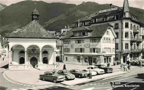 AK / Ansichtskarte Brunnen  SZ Kapellplatz Schweizerhof Hotel Kapelle Autos Berge